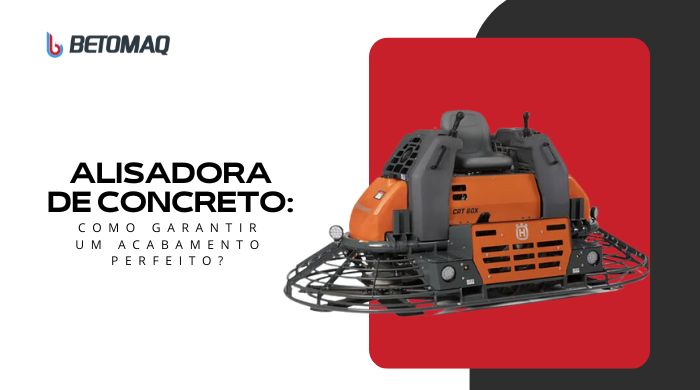 Máquina alisadora de concreto laranja e preta sobre fundo vermelho, utilizada para garantir acabamento suave e nivelado em superfícies de concreto em grandes áreas.