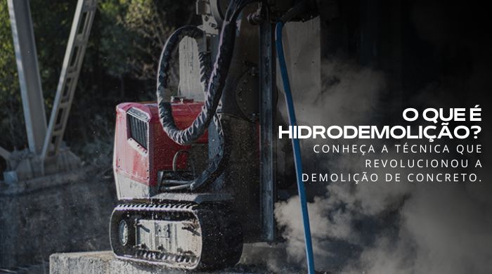 Máquina de hidrodemolição em operação, emitindo vapor e água enquanto trabalha em uma superfície de concreto, destacando uma técnica avançada de demolição.