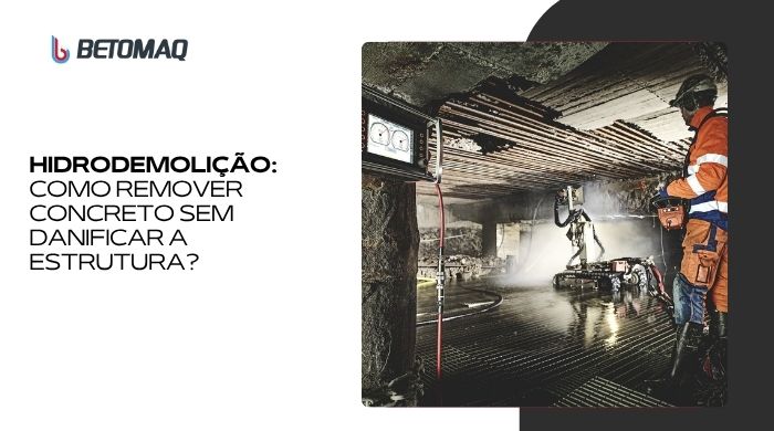 Trabalhador opera máquina de hidrodemolição em túnel com teto de concreto, usando uniforme laranja e equipamento de proteção.