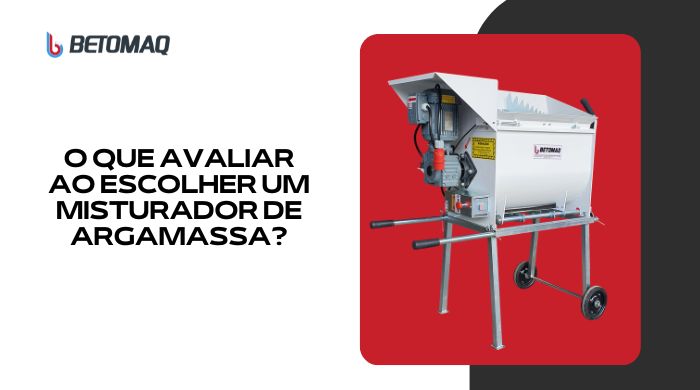 Misturador de argamassa metálico com motor lateral, rodas e alças para transporte, posicionado sobre fundo vermelho com base preta.