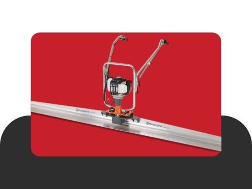 Régua vibratória sobre fundo vermelho, equipamento longo de alumínio com motor central para nivelar concreto em obras.