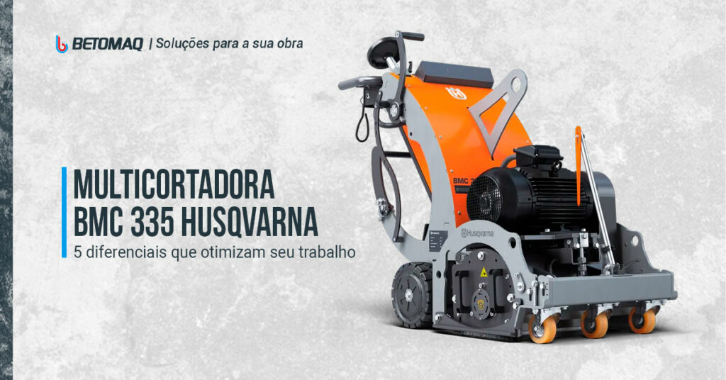 Multicortadora Husqvarna BMC-335 em fundo cinza, com estrutura robusta, motor potente e rodas laranja para facilitar o transporte.