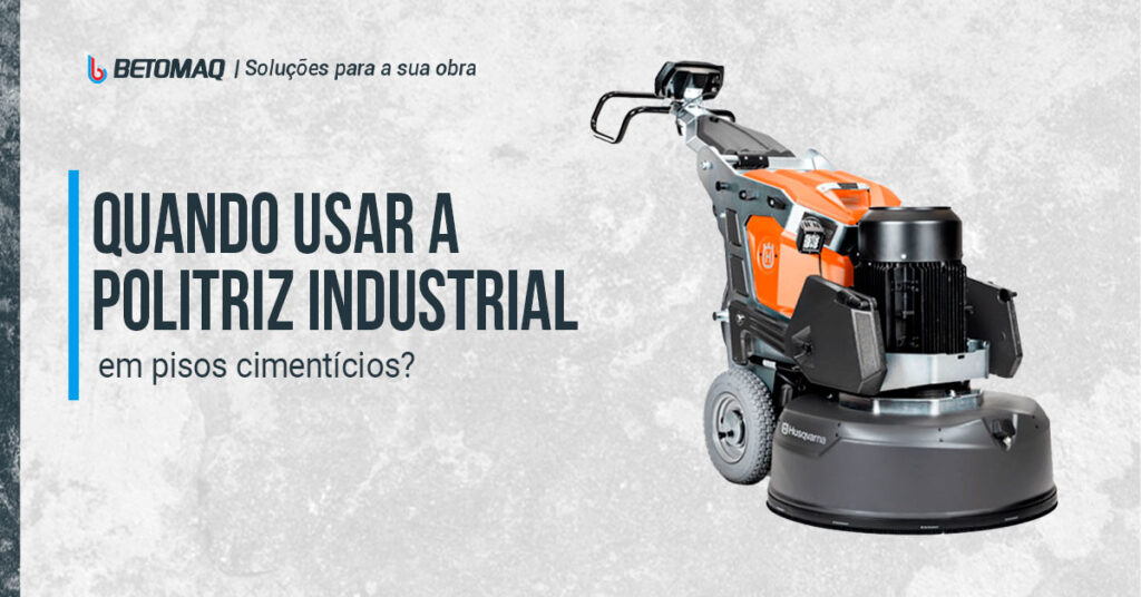 Politriz industrial Husqvarna de cor laranja e preta, usada para polimento e acabamento de pisos cimentícios, sobre fundo cinza texturizado.