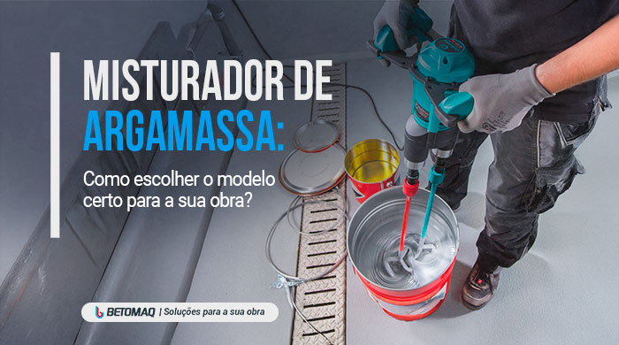 Trabalhador utilizando um misturador elétrico para preparar argamassa em um balde grande, com equipamentos de proteção e latas abertas ao redor.