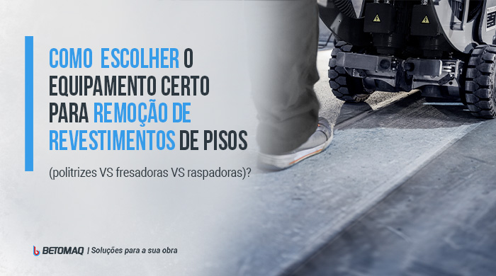 Operário operando máquina de remoção de revestimentos de piso, com equipamento robusto raspando a superfície de concreto em ambiente industrial.