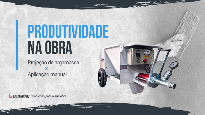Equipamento de projeção de argamassa aplicando material em parede, com máquina industrial e mangueira acoplada.