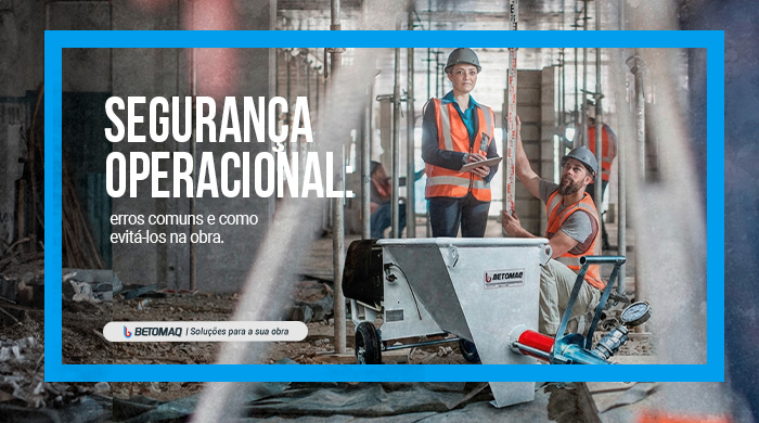 Trabalhadores com EPI operando equipamento de projeção de argamassa em obra, realizando medição e controle do processo.