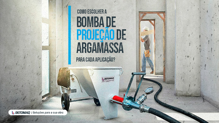 Equipamento de bombeamento de argamassa instalado em obra, com mangueiras conectadas, enquanto um trabalhador atua na aplicação em ambiente interno.