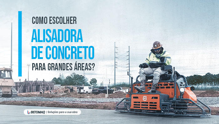 Operador conduz máquina de acabamento sobre concreto fresco em obra, nivelando a superfície em área externa.