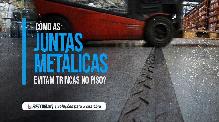 Empilhadeira em movimento dentro de galpão industrial, passando sobre junta metálica no piso de concreto.
