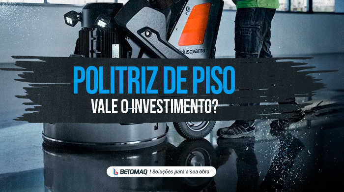 Operador utiliza máquina polidora industrial sobre piso de concreto em ambiente de obra, realizando acabamento da superfície.