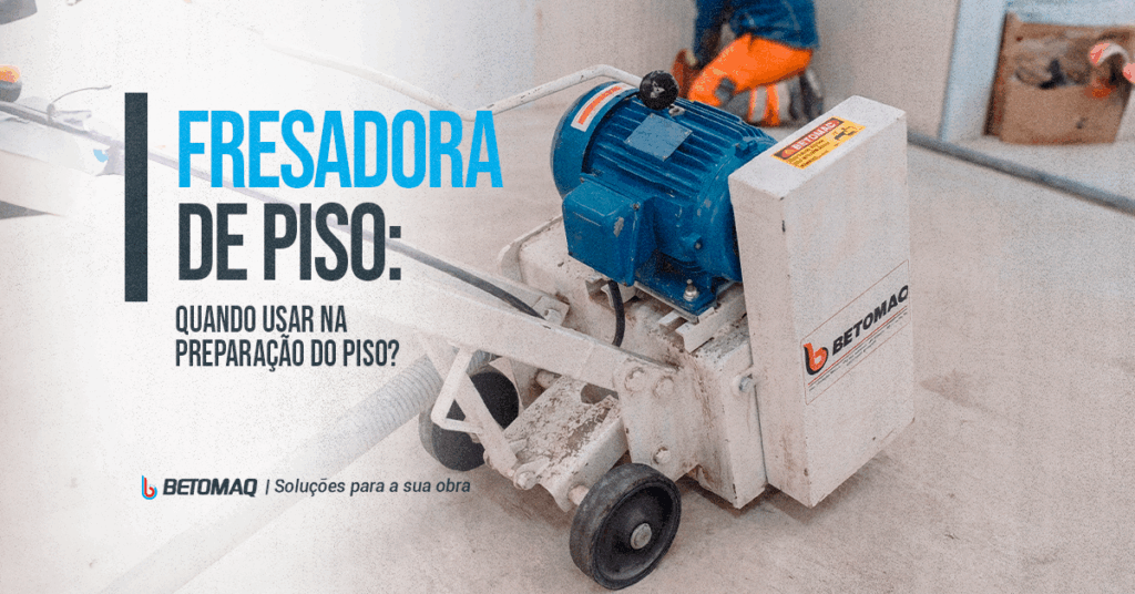 Máquina fresadora de piso em obra, com trabalhador ao fundo realizando acabamento em superfície de concreto.
