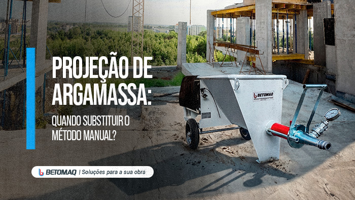 Equipamento de projeção de argamassa em obra, com estrutura de concreto em construção ao fundo.