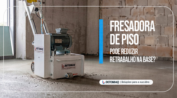Fresadora de piso industrial Betomaq em ambiente de obra, posicionada sobre concreto para preparação da superfície.