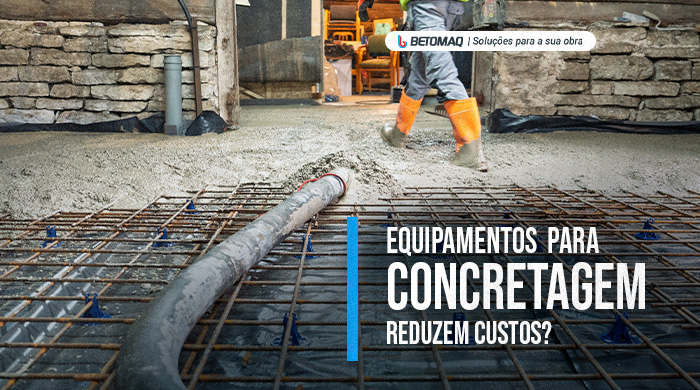 Equipamento e mangueira para concretagem sobre malha de aço em obra, destacando eficiência e preparo do piso de concreto.
