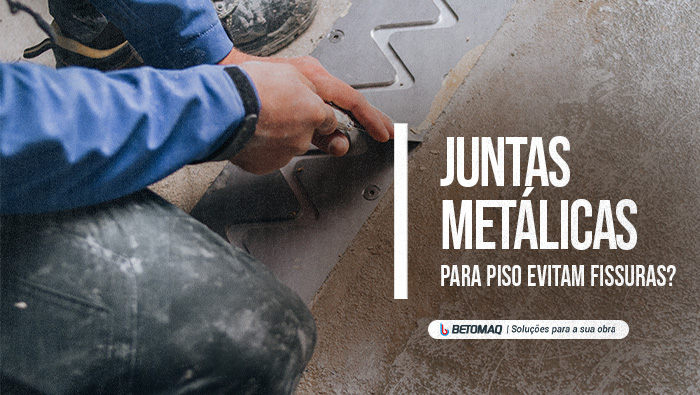 Profissional instalando junta metálica em piso de concreto, contribuindo para prevenir fissuras e garantir durabilidade da superfície.