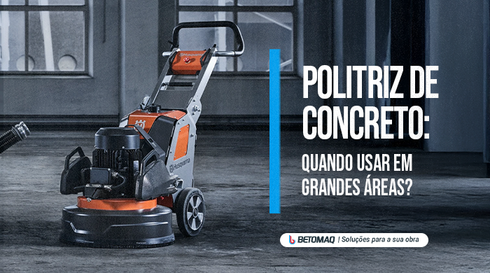 Politriz de concreto industrial sobre piso de concreto em ambiente interno, equipada com rodas, guidão e motor para acabamento e polimento de grandes superfícies.