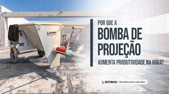 Bomba de projeção de argamassa sobre rodas posicionada em um canteiro de obras, com estrutura de concreto e céu azul ao fundo.