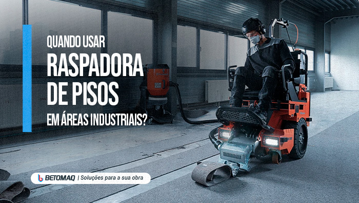 Operador utilizando raspadora de piso industrial em galpão, realizando a remoção de revestimentos e a preparação da superfície de concreto.